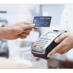 Ilustrasi penggunaan kartu kredit di mesin EDC – simbol transaksi non-tunai modern di Indonesia