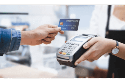 Ilustrasi penggunaan kartu kredit di mesin EDC – simbol transaksi non-tunai modern di Indonesia