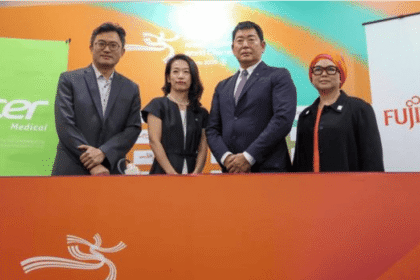 Fujitsu dan Acer Kolaborasi Ciptakan Aplikasi AI untuk Deteksi Dini Gangguan Kesehatan Lansia Perwakilan Fujitsu, Acer, dan FIG dalam konferensi pers kolaborasi AI kesehatan lansia.