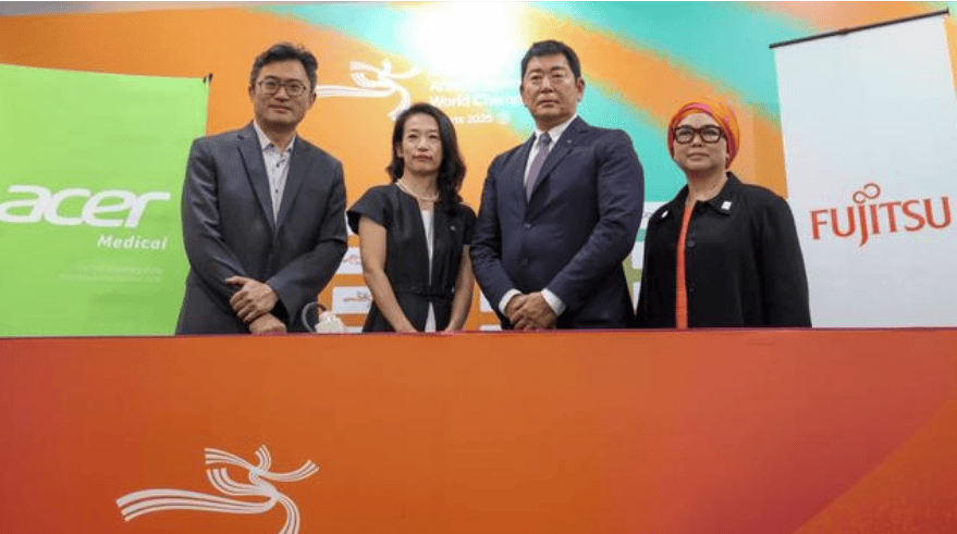 Perwakilan Fujitsu, Acer, dan FIG dalam konferensi pers kolaborasi AI kesehatan lansia.