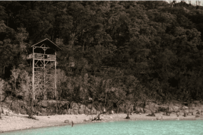 Menara pengamatan dan danau di Kawah Putih Ciwidey. Spot wisata populer.