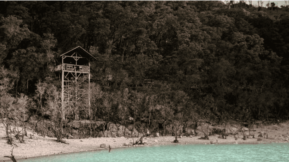Menara pengamatan dan danau di Kawah Putih Ciwidey. Spot wisata populer.