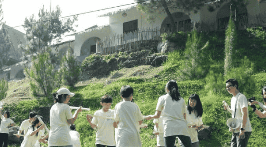 Grup melakukan kegiatan outbound atau team building di D