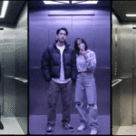 Ilustrasi foto estetik di dalam lift dengan pencahayaan modern dan gaya outfit minimalis kekinian