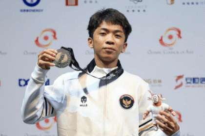 Michael Julius Cezar, atlet eFootball Indonesia, memegang medali perak di podium Asian Youth Games (AYG) 2025 Bahrain