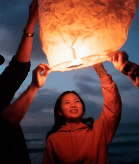 Pengunjung memegang dan menerbangkan lampion kertas di malam hari, Festival Lampion Jogja 2025.
