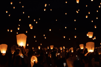 Festival Lampion Jogja 2025: Jadwal, Harga Tiket, Lokasi, dan Tips Menikmati Ribuan Lampion di Langit Malam Yogyakarta Kerumunan orang di bawah menerbangkan banyak lampion terbang yang telah mengisi langit malam