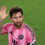 Lionel Messi melambaikan tangan saat pertandingan Inter Miami.