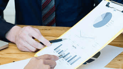 Deposito vs Obligasi: Mana yang Lebih Untung untuk Investasi Jangka Panjang? ilustrasi analis baca chart