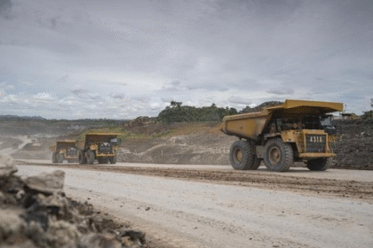 truk dump truck tambang batubara berukuran besar beroperasi di area pertambangan indonesia