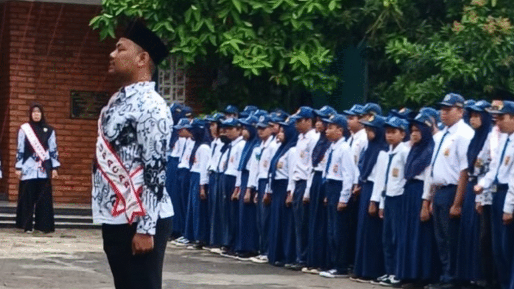 Upacara Hari Guru Nasional 2025. Guru dan siswa berbaris di lapangan