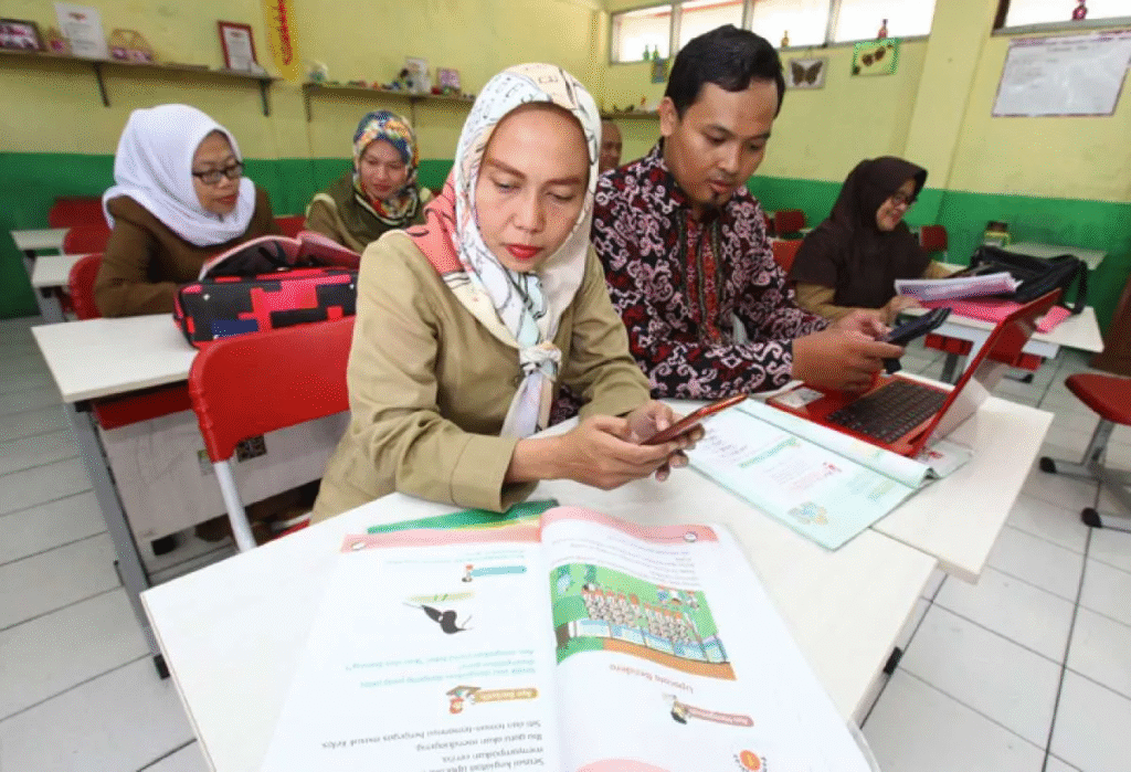 Guru-guru sedang melakukan pelatihan profesional dan pengembangan kompetensi di ruang kelas.