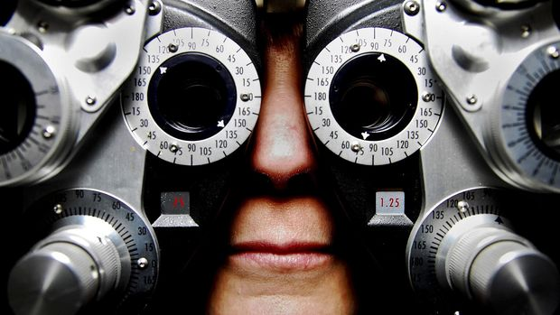 6 Manfaat Tak Terduga Minum Jus Wortel: Rahasia Kesehatan dari Segelas Jus Oranye ilustrasi pemeriksaan mata menggunakan foropter sebagai bukti manfaat jus wortel untuk kesehatan mata