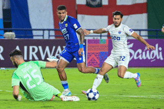 Pemain Persib (kostum biru) melakukan penetrasi ke area pertahanan Lion City Sailors.