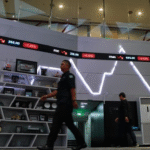 IHSG Berpotensi Melanjutkan Kenaikan: Sinyal Positif dari Pasar Saham Indonesia Awal November 2025 suasana lantai bursa dengan papan bergerak IHSG di bursa efek indonesia