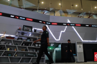 suasana lantai bursa dengan papan bergerak IHSG di bursa efek indonesia