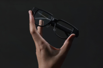 detail kacamata pintar lenovo ai glasses v1 di tangan menunjukkan desain ringan dan lensa canggih