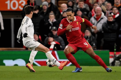 Pemain Liverpool Alexis Mac Allister menendang bola saat dikawal Aurelien Tchouameni dari Real Madrid di Liga Champions 2025.