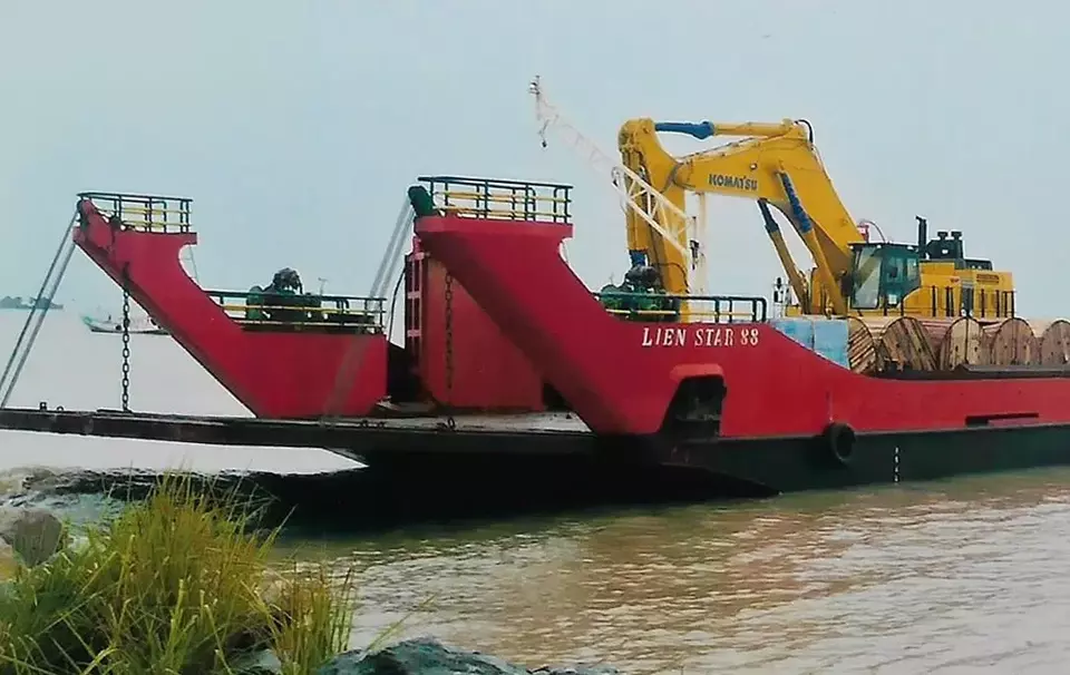 Saham PJHB Melonjak 24,8% di Hari Pertama IPO: Strategi Ekspansi Pelayaran Jaya Hidup Baru Tbk di BEI 2025 Kapal kargo/kontainer "Cipta Jaya Harapan 8" milik PJHB di tengah laut, mengangkut tumpukan kontainer biru, simbol pertumbuhan sektor pelayaran dan logistik Indonesia.