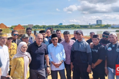 Mantan Wapres Jusuf Kalla (JK) meninjau langsung lahan sengketa 16,4 hektare di Jalan Metro Tanjung Bunga, Makassar, menuding adanya dugaan praktik mafia tanah