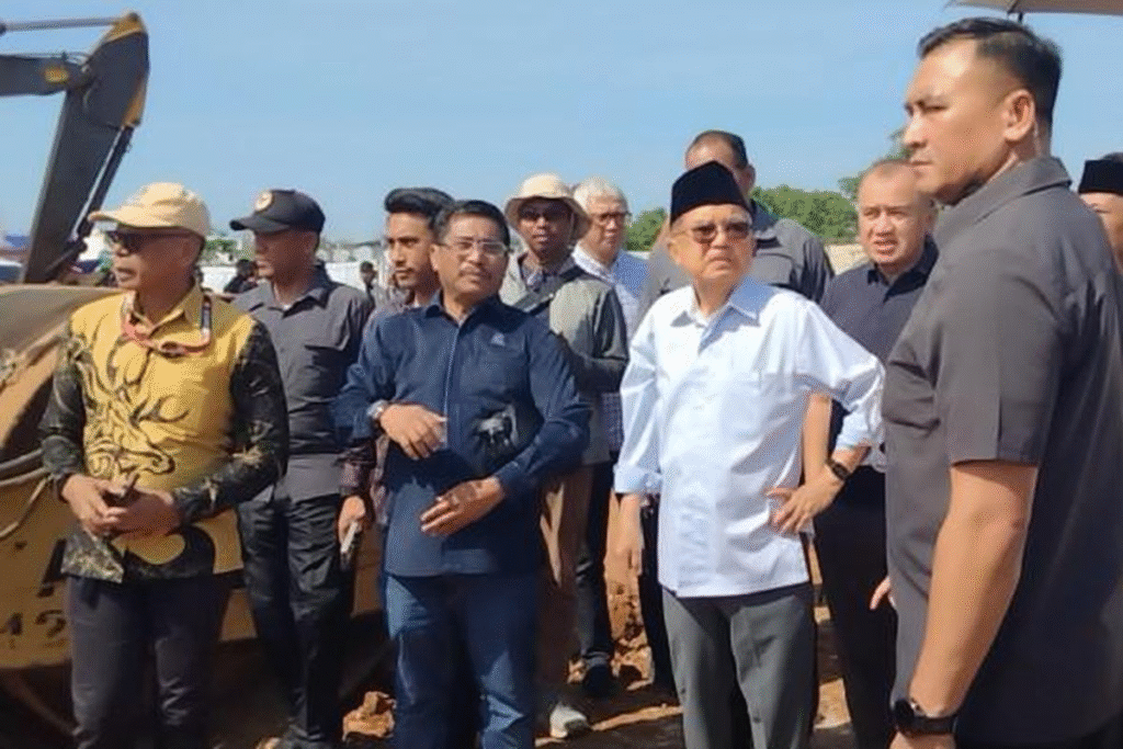 Jusuf Kalla (JK) berdiri di samping alat berat saat meninjau lahan sengketa, menyampaikan pernyataan keras soal rekayasa hukum dan mafia tanah Makassar