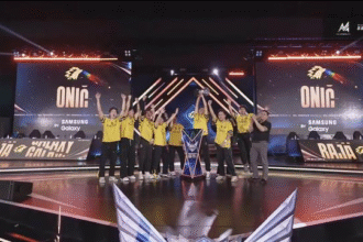 tim onic esports mengangkat trofi juara mpl id s16 di atas panggung grand final jakarta