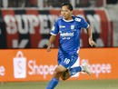Pemain Persib Bandung (Nomor 18) berlari di lapangan, simbol energi dan kecepatan Maung Bandung dalam mengejar ketertinggalan dari Selangor FC.