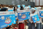 Siswa-siswi penerima Kartu Jakarta Pintar (KJP) memegang kartu Bank DKI Jakarta One, pemegang kartu KJP dapat memanfaatkan promo pangan murah Pasar Jaya.