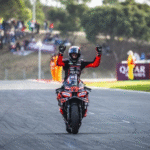 Alex Marquez Akui Kehebatan Marco Bezzecchi: “Lajunya Tak Terkalahkan di MotoGP Portugal 2025” Marco Bezzecchi, Aprilia Racing, merayakan kemenangan MotoGP Portugal 2025 di Sirkuit Portimao dengan wheelie