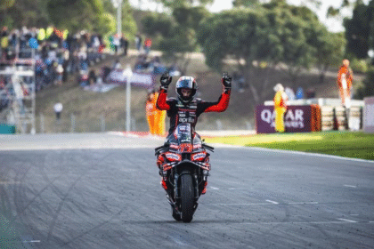 Alex Marquez Akui Kehebatan Marco Bezzecchi: “Lajunya Tak Terkalahkan di MotoGP Portugal 2025” Marco Bezzecchi, Aprilia Racing, merayakan kemenangan MotoGP Portugal 2025 di Sirkuit Portimao dengan wheelie
