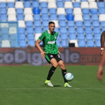Jay Idzes Bintang Pertahanan Sassuolo dari Penyelamatan Spektakuler hingga Minat Real Madrid di Serie A 2025/2026 Jay Idzes mengontrol bola di lapangan saat bermain untuk Sassuolo di Serie A.