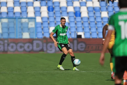Jay Idzes mengontrol bola di lapangan saat bermain untuk Sassuolo di Serie A.