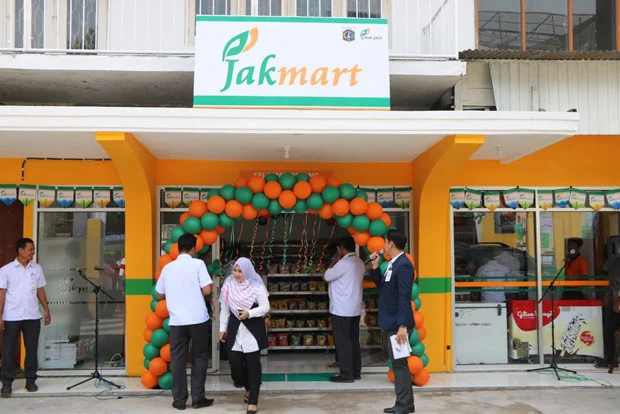 Peresmian atau pembukaan gerai Jakmart, tampak beberapa staf dan balon dekorasi orange hijau di depan pintu masuk toko