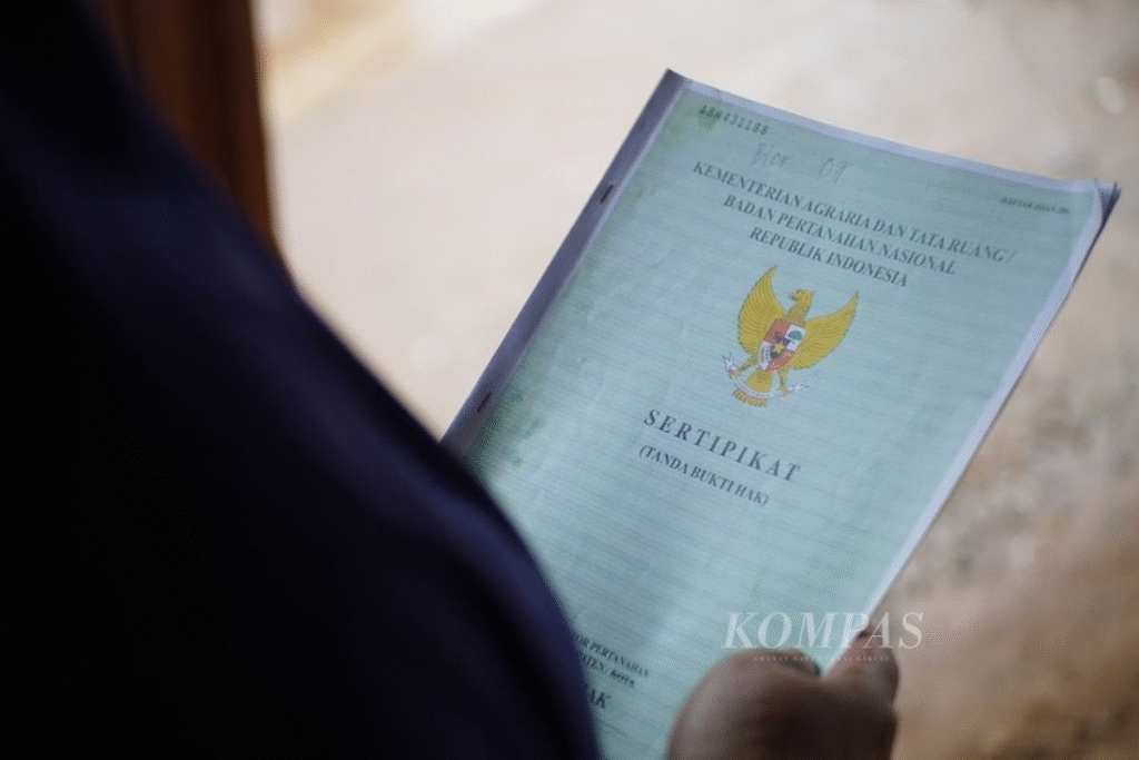 Penyerahan Sertifikat Hak Milik (SHM) oleh Kementerian Agraria dan Tata Ruang kepada warga transmigran di Ponu NTT