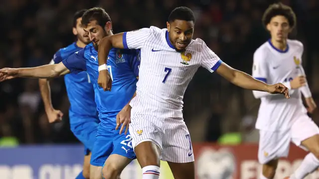 Khephren Thuram gelandang Prancis berduel dengan pemain Azerbaijan di babak kualifikasi.