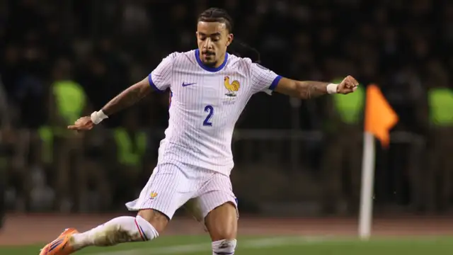 Malo Gusto bek kanan Prancis melakukan tendangan di laga Kualifikasi Piala Dunia.