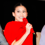 Marissa Anita aktris dan jurnalis Indonesia berbicara di sebuah acara mengenakan baju merah.