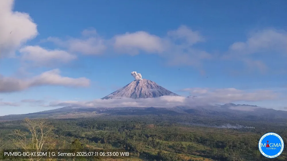 Visual kubah lava dan awan panas guguran Gunung Semeru dengan status Siaga Level 3.