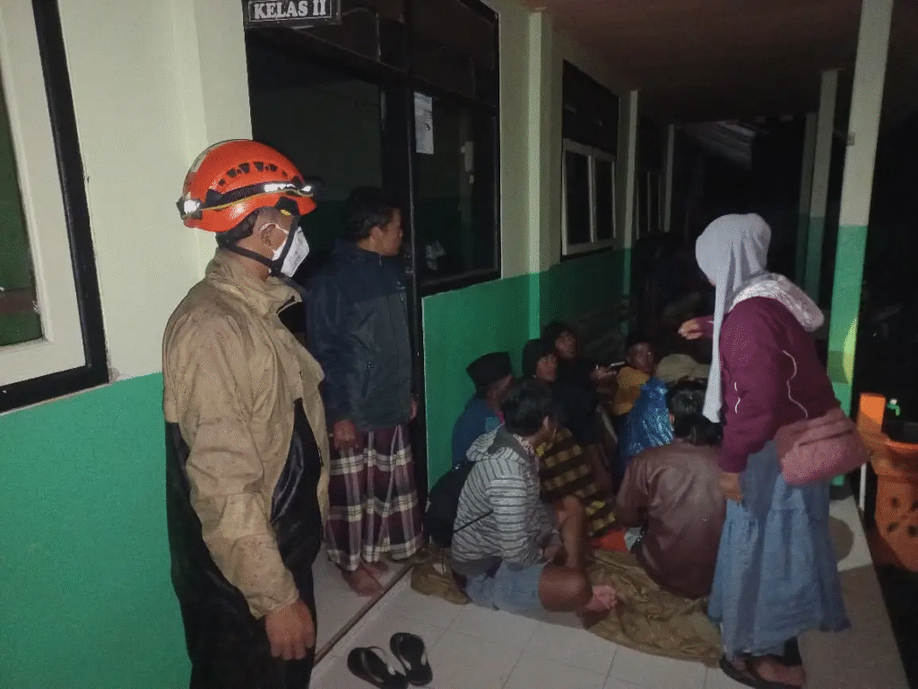 Proses evakuasi dan pengungsian warga terdampak erupsi Gunung Semeru di Lumajang