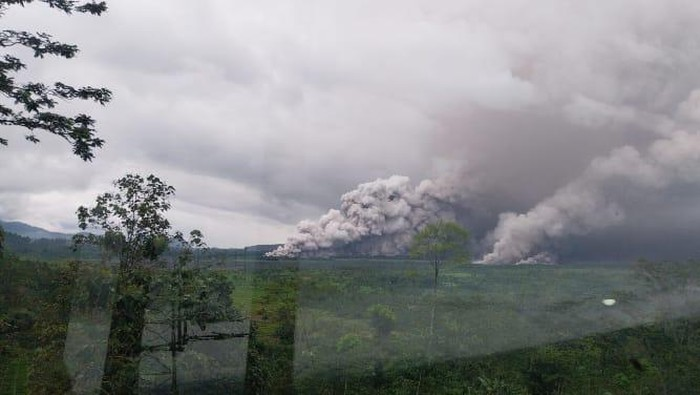 Awan panas guguran Gunung Semeru meluncur ke Besuk Kobokan