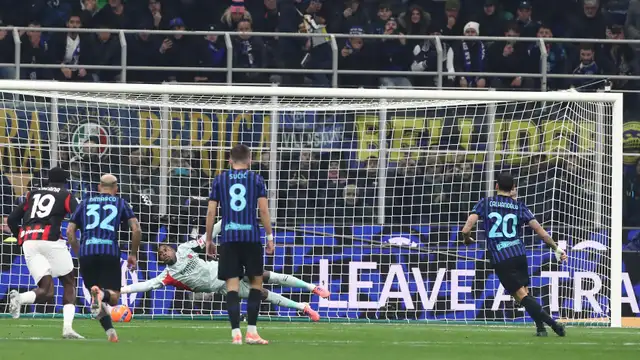 Christian Pulisic & Mike Maignan Bawa AC Milan Taklukkan Inter Milan di Derby Della Madonnina, Allegri Catat Rekor 100 Kemenangan Kiper Mike Maignan menyelamatkan tendangan penalti. Maignan heroik Derby Milan.