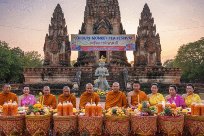 Jamuan buah-buahan segar seperti semangka dan pisang di atas meja Festival Monyet Lopburi.