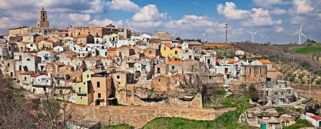 Pemandangan udara desa Grottole Basilicata Italia dengan rumah batu kuno.
