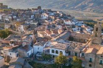 Desa Aneh Tapi Indah di Italia: Semua Orang Berbicara dengan Tangan, Bukan Kata image