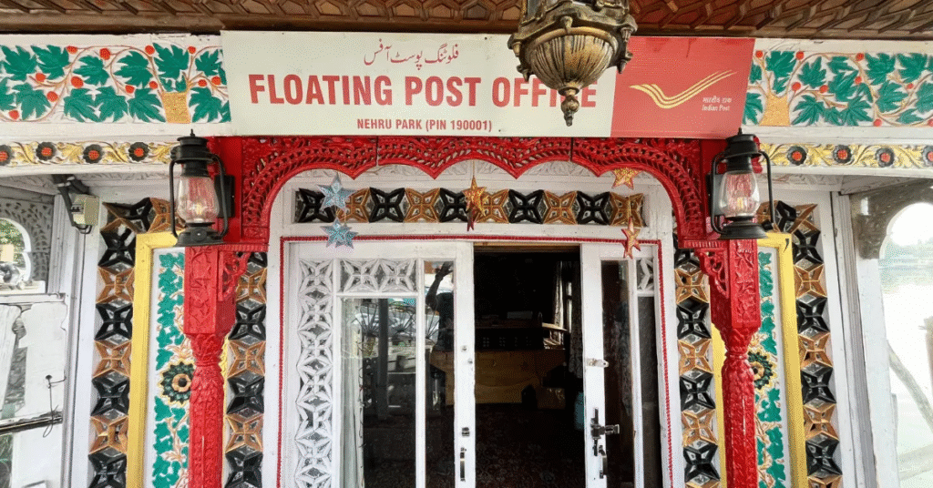 Pintu masuk Floating Post Office Danau Dal dengan ukiran kayu khas Kashmir