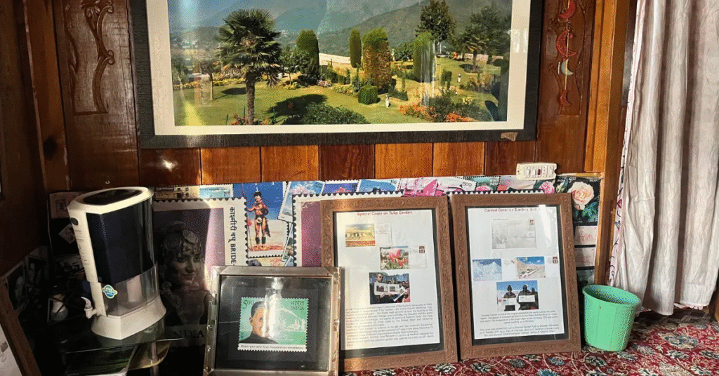 Koleksi perangko dan filateli di Floating Post Office Danau Dal Kashmir